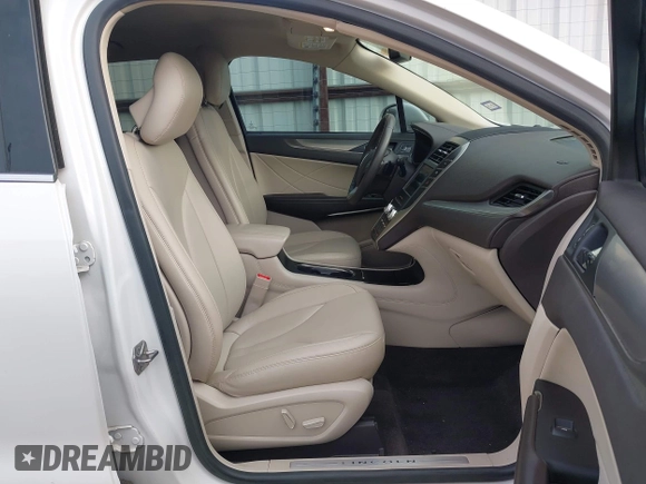 2017 Lincoln MKC Premiere z VIN 5LMCJ1C99HUL69530, wystawiony jako IAAI lot #42278151 z przebiegiem 45 809 mil mil oraz . Historia ofert i sprzedaży dostępna na DreamBid. Obrazek 5.