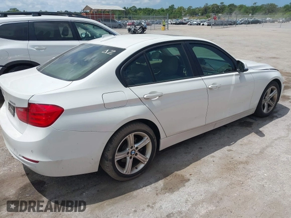 2013 BMW 3 Series 320i xDrive z VIN WBA3C3C54DF982676, wystawiony jako IAAI lot #42155003 z przebiegiem Nie podano mil oraz . Historia ofert i sprzedaży dostępna na DreamBid. Obrazek 4.