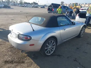 2007 Mazda MX-5 Miata Sport z VIN JM1NC25F170132331, wystawiony jako IAAI lot #42381724 z przebiegiem 74 954 mil mil oraz . Historia ofert i sprzedaży dostępna na DreamBid. Obrazek 4.