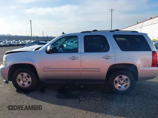 2014 Chevrolet Tahoe LT z VIN 1GNSKBE04ER197644, wystawiony jako IAAI lot #41322255 z przebiegiem 127 142 mil mil oraz . Historia ofert i sprzedaży dostępna na DreamBid. Obrazek 14.