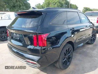 2023 Kia Sorento SX z VIN 5XYRK4LFXPG202339, wystawiony jako IAAI lot #42463572 z przebiegiem 27 928 mil mil oraz . Historia ofert i sprzedaży dostępna na DreamBid. Obrazek 4.