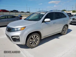 2012 Kia Sorento SX z VIN 5XYKW4A23CG209990, wystawiony jako Copart lot #58936025 z przebiegiem 230 418 mil mil oraz Czysty tytuł • Clean title. Historia ofert i sprzedaży dostępna na DreamBid. Obrazek 1.