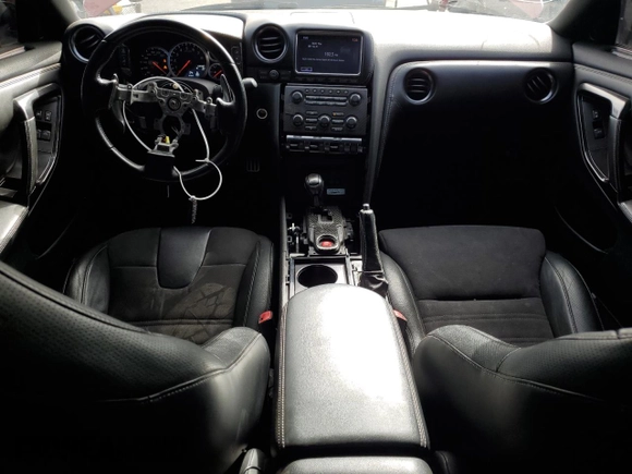 2015 Nissan GT-R Premium z VIN JN1AR5EF9FM280350, wystawiony jako Copart lot #58313634 z przebiegiem 83 387 mil mil oraz Szkody całkowita. Historia ofert i sprzedaży dostępna na DreamBid. Obrazek 8.