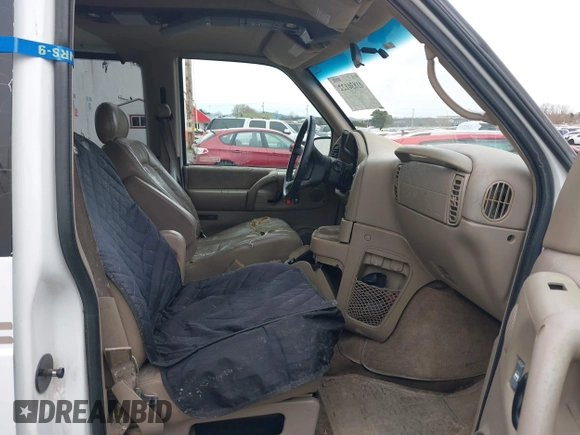 2000 GMC Safari with VIN 1GKEL19W1YB519900, listed as a IAAI auction lot 41836122 with 209,302 mi miles. Bid and sale history available at carsss.com. Image 5.