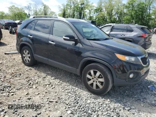 2013 Kia Sorento LX z VIN 5XYKT4A64DG352153, wystawiony jako Copart lot #55330825 z przebiegiem 289 967 mil mil oraz Szkoda całkowita • Salvage title. Historia ofert i sprzedaży dostępna na DreamBid. Obrazek 4.