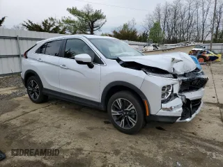 2024 Mitsubishi Eclipse Cross SE z VIN JA4ATWAA9RZ069181, wystawiony jako Copart lot #52674925 z przebiegiem 7522 mil mil oraz Szkody całkowita. Historia ofert i sprzedaży dostępna na DreamBid. Obrazek 4.