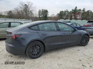 2024 Tesla Model 3 z VIN 5YJ3E1EA2RF772519, wystawiony jako Copart lot #54485255 z przebiegiem 11 110 mil mil oraz Szkody całkowita. Historia ofert i sprzedaży dostępna na DreamBid. Obrazek 3.