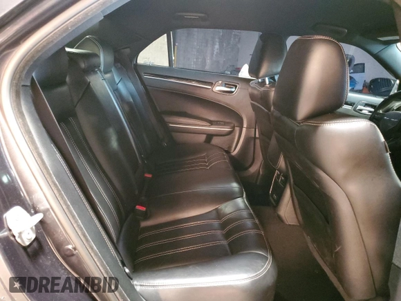 2019 Chrysler 300 S z VIN 2C3CCABG2KH516027, wystawiony jako Copart lot #84686654 z przebiegiem 73 155 mil mil oraz Szkoda całkowita • Salvage title. Historia ofert i sprzedaży dostępna na DreamBid. Obrazek 10.