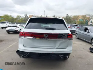 2024 Volkswagen Atlas SE с VIN 1V2WR2CA2RC560161, выставлен на аукционе IAAI как лот 42047000 с пробегом 16 063 миль миль и . История ставок и продаж доступна на DreamBid. Изображение 16.