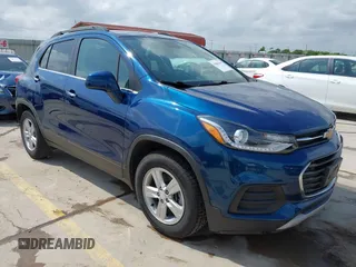 2020 Chevrolet Trax LT z VIN 3GNCJLSB2LL308702, wystawiony jako IAAI lot #42081342 z przebiegiem 50 798 mil mil oraz . Historia ofert i sprzedaży dostępna na DreamBid. Obrazek 1.