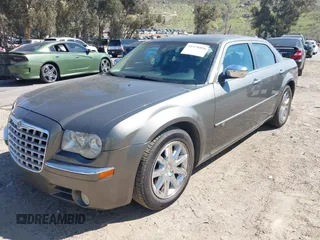2008 Chrysler 300 C Hemi z VIN 2C3LA63H08H119760, wystawiony jako IAAI lot #41578898 z przebiegiem 240 531 mil mil oraz . Historia ofert i sprzedaży dostępna na DreamBid. Obrazek 2.