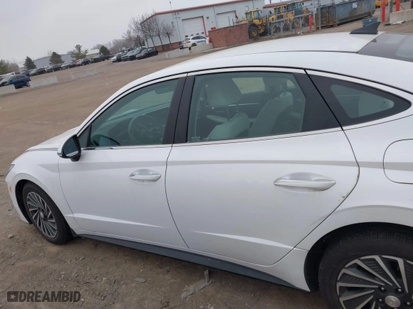 2021 Hyundai Sonata Hybrid SEL with VIN KMHL34JJ7MA032703, listed as a IAAI auction lot 41252575 with 22,067 mi miles. Bid and sale history available at carsss.com. Image 14.
