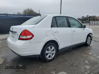 2009 Nissan Versa S z VIN 3N1BC11E09L352045, wystawiony jako Copart lot #46843955 z przebiegiem 170 741 mil mil oraz Szkoda całkowita • Salvage title. Historia ofert i sprzedaży dostępna na DreamBid. Obrazek 3.