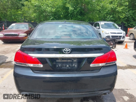 2012 Toyota Avalon z VIN 4T1BK3DB3CU462447, wystawiony jako IAAI lot #42442638 z przebiegiem 195 067 mil mil oraz . Historia ofert i sprzedaży dostępna na DreamBid. Obrazek 16.