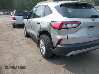 2020 Ford Escape S z VIN 1FMCU9F66LUA60875, wystawiony jako IAAI lot #42414961 z przebiegiem 88 900 mil mil oraz . Historia ofert i sprzedaży dostępna na DreamBid. Obrazek 6.