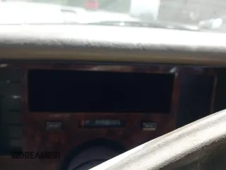 1996 Cadillac Fleetwood z VIN 1G6DW52PXTR705592, wystawiony jako IAAI lot #42290586 z przebiegiem Nie podano mil oraz . Historia ofert i sprzedaży dostępna na DreamBid. Obrazek 7.