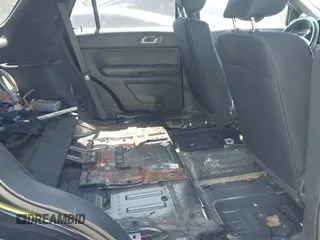 2013 Ford Police Interceptor Utility z VIN 1FM5K8AR7DGC25908, wystawiony jako IAAI lot #42003694 z przebiegiem 137 422 mil mil oraz . Historia ofert i sprzedaży dostępna na DreamBid. Obrazek 8.