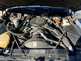 1979 Cadillac Fleetwood z VIN 6B69S99265014, wystawiony jako Copart lot #77011414 z przebiegiem 80 673 mil mil oraz Tytuł czysty. Historia ofert i sprzedaży dostępna na DreamBid. Obrazek 7.