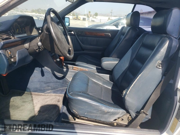 1990 Mercedes-Benz 300 CE с VIN WDBEA51D8LB132643, выставлен на аукционе Copart как лот 76017284 с пробегом 211 131 миль миль и Чистый • Clean title. История ставок и продаж доступна на DreamBid. Изображение 7.