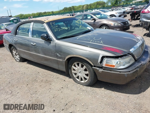 2004 Lincoln Town Car Signature z VIN 1LNHM81W74Y652349, wystawiony jako IAAI lot #42297969 z przebiegiem Nie podano mil oraz . Historia ofert i sprzedaży dostępna na DreamBid. Obrazek 1.