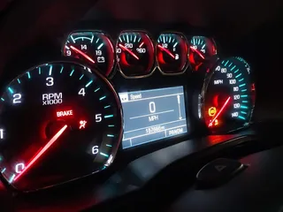 2015 Chevrolet Tahoe LT z VIN 1GNSKBKC1FR111299, wystawiony jako IAAI lot #41887115 z przebiegiem 157 666 mil mil oraz . Historia ofert i sprzedaży dostępna na DreamBid. Obrazek 7.