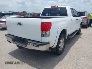 2008 Toyota Tundra z VIN 5TFRV54138X064884, wystawiony jako IAAI lot #42375615 z przebiegiem 230 661 mil mil oraz . Historia ofert i sprzedaży dostępna na DreamBid. Obrazek 4.