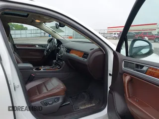 2012 Volkswagen Touareg Sport z VIN WVGEF9BP0CD006506, wystawiony jako IAAI lot #42355432 z przebiegiem 175 346 mil mil oraz . Historia ofert i sprzedaży dostępna na DreamBid. Obrazek 5.
