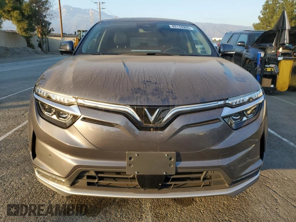 2023 VinFast VF 8 Eco z VIN RLLV1AEB5PH001147, wystawiony jako Copart lot #89176965 z przebiegiem 3131 mil mil oraz Szkody całkowita. Historia ofert i sprzedaży dostępna na DreamBid. Obrazek 5.