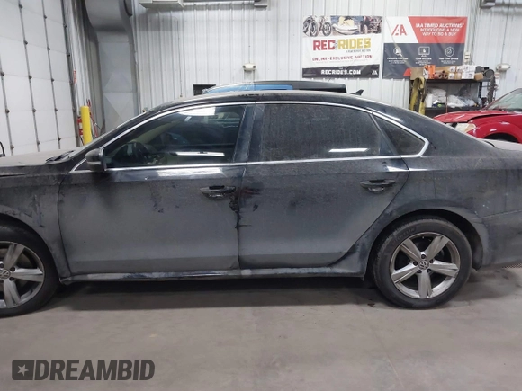 2013 Volkswagen Passat SE z VIN 1VWBH7A38DC085268, wystawiony jako IAAI lot #41811430 z przebiegiem 155 813 mil mil oraz . Historia ofert i sprzedaży dostępna na DreamBid. Obrazek 15.