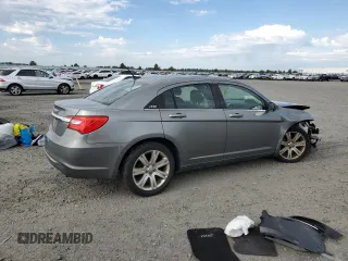 2012 Chrysler 200 Touring z VIN 1C3CCBBB1CN124689, wystawiony jako Copart lot #58743715 z przebiegiem 171 379 mil mil oraz Szkoda całkowita • Salvage title. Historia ofert i sprzedaży dostępna na DreamBid. Obrazek 3.