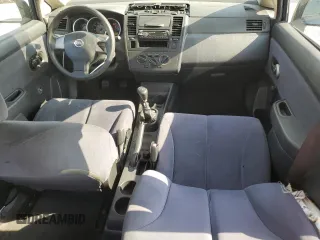 2009 Nissan Versa 1.6 z VIN 3N1CC11E49L499117, wystawiony jako Copart lot #56486285 z przebiegiem 129 114 mil mil oraz Szkoda całkowita • Salvage title. Historia ofert i sprzedaży dostępna na DreamBid. Obrazek 8.