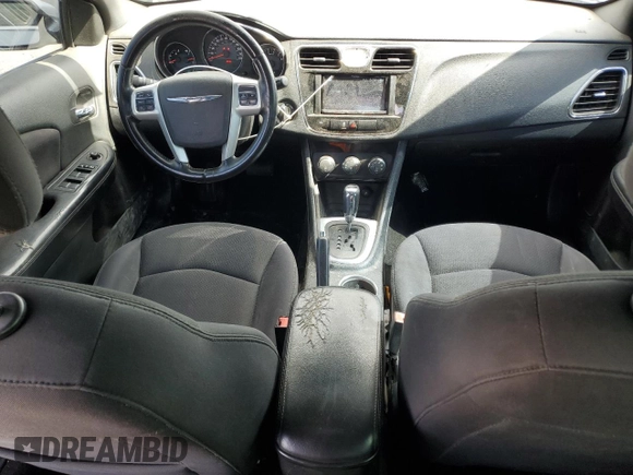 2014 Chrysler 200 Touring z VIN 1C3CCBBGXEN150223, wystawiony jako Copart lot #55494215 z przebiegiem 178 750 mil mil oraz Szkody całkowita. Historia ofert i sprzedaży dostępna na DreamBid. Obrazek 8.