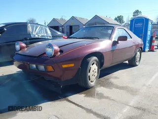 1984 Porsche 928 z VIN WP0JB0925ES860300, wystawiony jako IAAI lot #41581309 z przebiegiem 115 151 mil mil oraz . Historia ofert i sprzedaży dostępna na DreamBid. Obrazek 2.