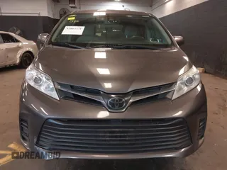 2018 Toyota Sienna LE Auto Access Seat with VIN 5TDKZ3DC3JS906162, listed as a IAAI auction lot 41863331 with 200,655 mi miles. Bid and sale history available at carsss.com. Image 12.