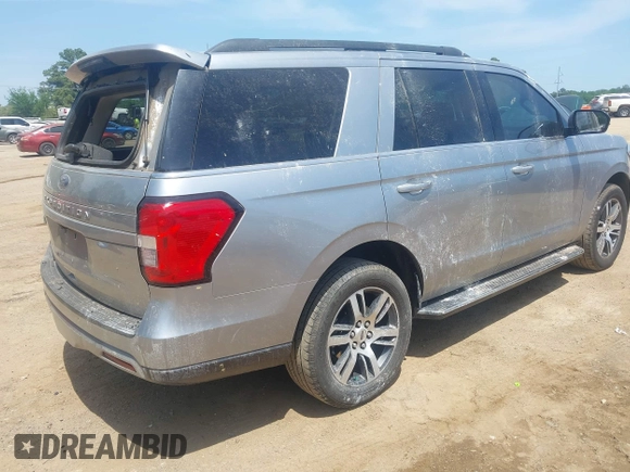 2022 Ford Expedition XLT z VIN 1FMJU1HTXNEA49452, wystawiony jako IAAI lot #41981687 z przebiegiem 42 396 mil mil oraz . Historia ofert i sprzedaży dostępna na DreamBid. Obrazek 4.