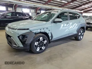 2024 Hyundai Kona SEL z VIN KM8HCCAB0RU044075, wystawiony jako Copart lot #56340775 z przebiegiem 32 147 mil mil oraz Czysty tytuł • Clean title. Historia ofert i sprzedaży dostępna na DreamBid. Obrazek 1.
