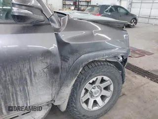 2016 Toyota 4Runner Limited z VIN JTEBU5JR8G5315922, wystawiony jako IAAI lot #41705628 z przebiegiem 163 416 mil mil oraz . Historia ofert i sprzedaży dostępna na DreamBid. Obrazek 6.