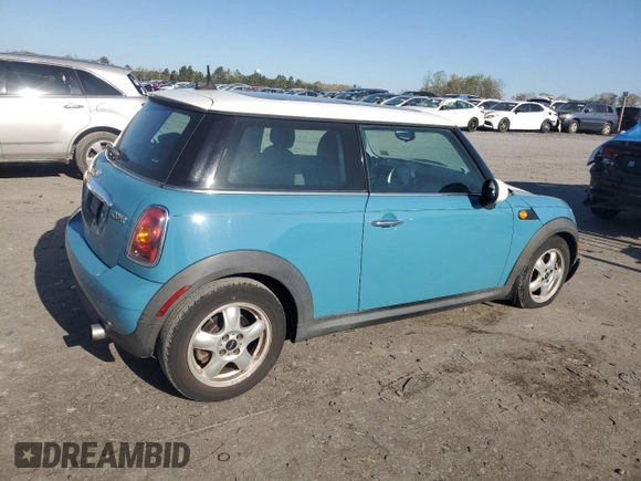 2008 MINI Hardtop z VIN WMWMF335X8TT62496, wystawiony jako Copart lot #52482015 z przebiegiem 188 965 mil mil oraz Szkoda całkowita • Salvage title. Historia ofert i sprzedaży dostępna na DreamBid. Obrazek 3.