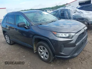 2021 Toyota RAV4 LE z VIN 2T3H1RFV5MC155993, wystawiony jako IAAI lot #42259037 z przebiegiem 79 719 mil mil oraz . Historia ofert i sprzedaży dostępna na DreamBid. Obrazek 1.