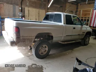 2002 Dodge 2500 z VIN 3B7KF236X2M256911, wystawiony jako Copart lot #51001775 z przebiegiem 208 199 mil mil oraz Tytuł czysty. Historia ofert i sprzedaży dostępna na DreamBid. Obrazek 3.
