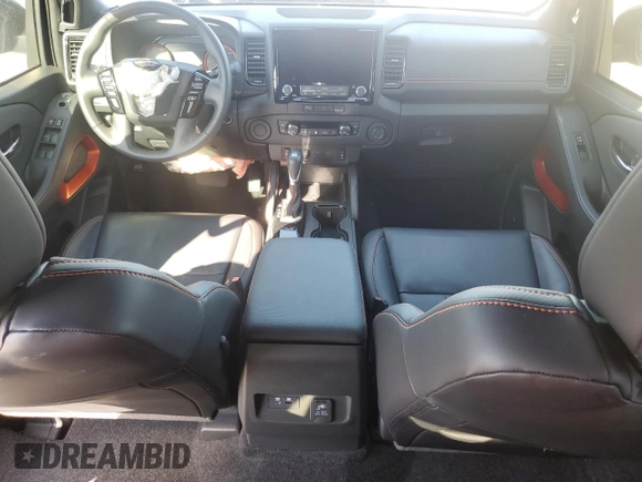 2024 Nissan Frontier Pro-X z VIN 1N6ED1EJ2RN646428, wystawiony jako Copart lot #44304215 z przebiegiem 5 853 mil mil oraz Szkoda całkowita • Salvage title. Historia ofert i sprzedaży dostępna na DreamBid. Obrazek 8.