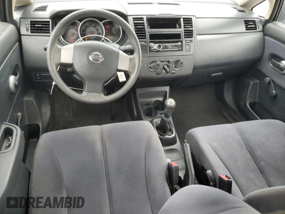 2009 Nissan Versa 1.6 z VIN 3N1CC11EX9L465053, wystawiony jako Copart lot #58202265 z przebiegiem 212 058 mil mil oraz Szkoda całkowita • Salvage title. Historia ofert i sprzedaży dostępna na DreamBid. Obrazek 8.