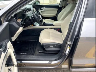 2019 Audi e-tron Prestige z VIN WA1VABGE0KB011XXX, wystawiony jako Copart lot #58495745 z przebiegiem 66 764 mil mil oraz Tytuł czysty. Historia ofert i sprzedaży dostępna na DreamBid. Obrazek 5.