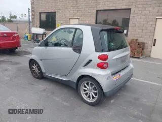 2009 Smart fortwo Pure z VIN WMEEJ31X99K209322, wystawiony jako IAAI lot #42465179 z przebiegiem 75 730 mil mil oraz . Historia ofert i sprzedaży dostępna na DreamBid. Obrazek 3.