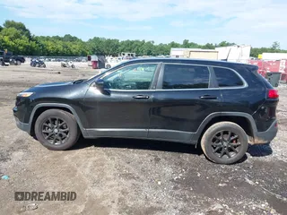 2018 Jeep Cherokee Latitude Tech Connect z VIN 1C4PJLCB1JD596112, wystawiony jako IAAI lot #42707705 z przebiegiem 184 586 mil mil oraz . Historia ofert i sprzedaży dostępna na DreamBid. Obrazek 14.