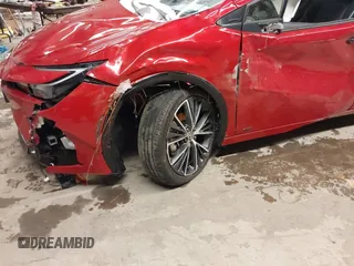 2024 Toyota Prius LE z VIN JTDADABU8R3013976, wystawiony jako IAAI lot #41621800 z przebiegiem 7475 mil mil oraz . Historia ofert i sprzedaży dostępna na DreamBid. Obrazek 6.