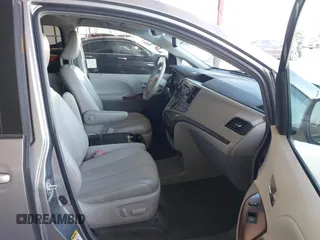 2013 Toyota Sienna XLE AAS z VIN 5TDYK3DC9DS305552, wystawiony jako IAAI lot #42386940 z przebiegiem 64 823 mil mil oraz . Historia ofert i sprzedaży dostępna na DreamBid. Obrazek 5.