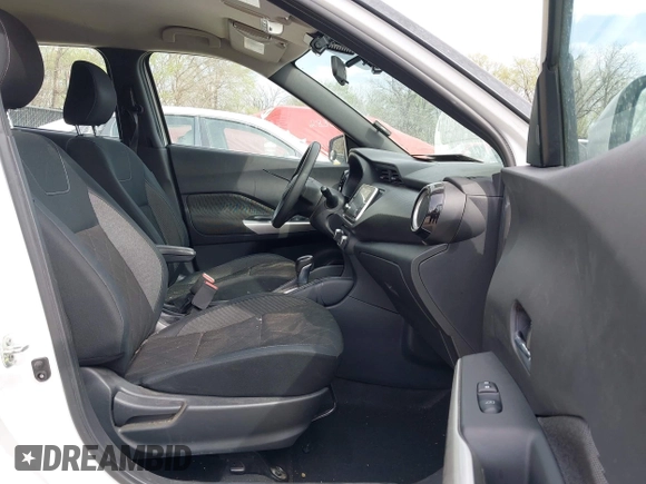 2020 Nissan Kicks SV z VIN 3N1CP5CVXLL545498, wystawiony jako IAAI lot #41940641 z przebiegiem 74 554 mil mil oraz . Historia ofert i sprzedaży dostępna na DreamBid. Obrazek 5.