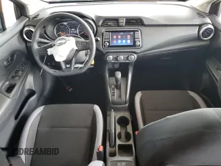 2025 Nissan Versa S z VIN 3N1CN8DV3SL836252, wystawiony jako Copart lot #59534675 z przebiegiem 6 293 mil mil oraz Czysty tytuł • Clean title. Historia ofert i sprzedaży dostępna na DreamBid. Obrazek 8.