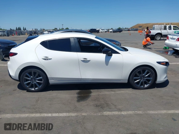 2021 Mazda 3 Select z VIN JM1BPAKLXM1321304, wystawiony jako IAAI lot #42289747 z przebiegiem Nie podano mil oraz . Historia ofert i sprzedaży dostępna na DreamBid. Obrazek 14.